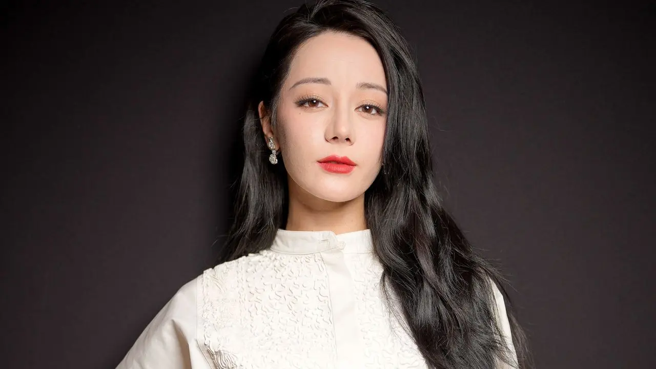 L’actrice Dilraba Dilmurat crée l’événement à la Fashion Week de Paris