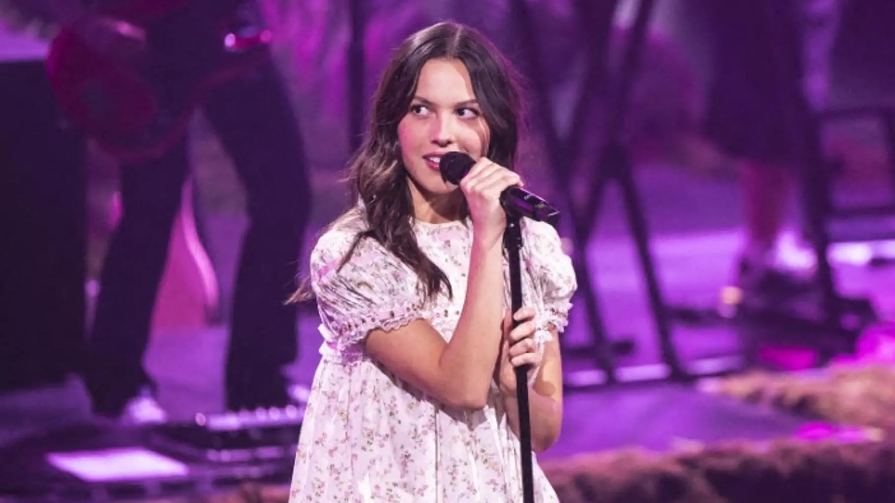 Pourquoi il faut lâcher la grappe à Olivia Rodrigo sur ses robes « de bébé »