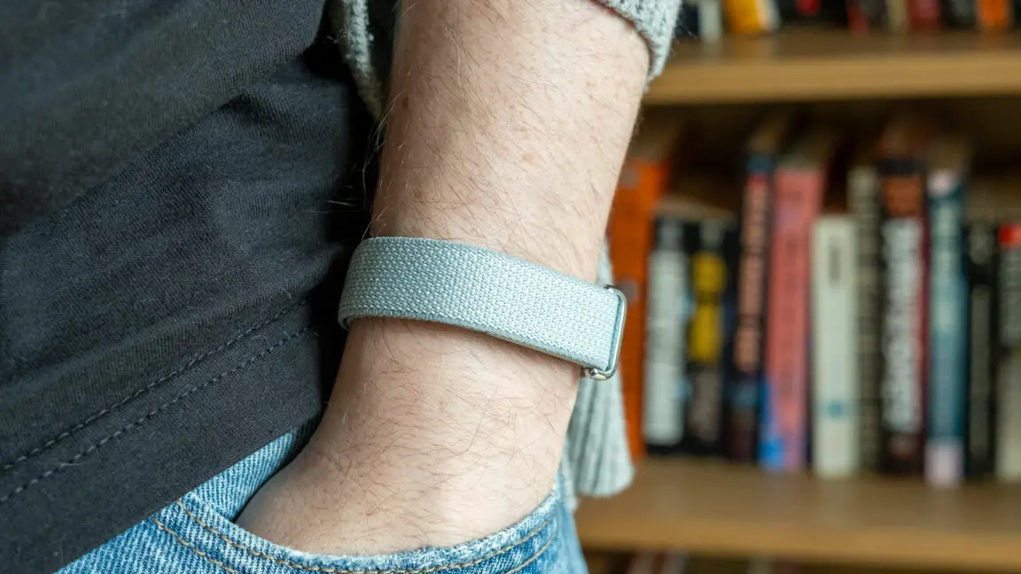The Fitbit Air is a good wearable weighed down by a chatty AI “coach”